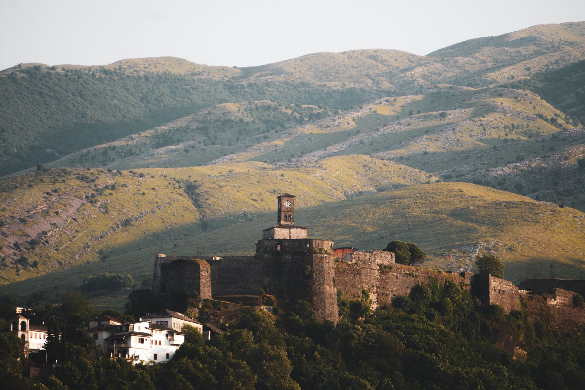 La forteresse de Gjirokastër vue du ciel, entourée de collines vertes
