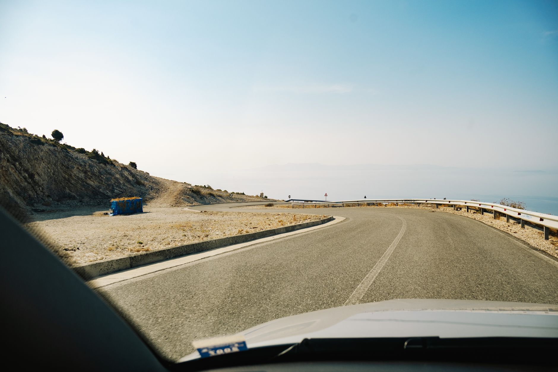 Route côtière en balcon au-dessus de la mer Ionienne, près de Vlorë