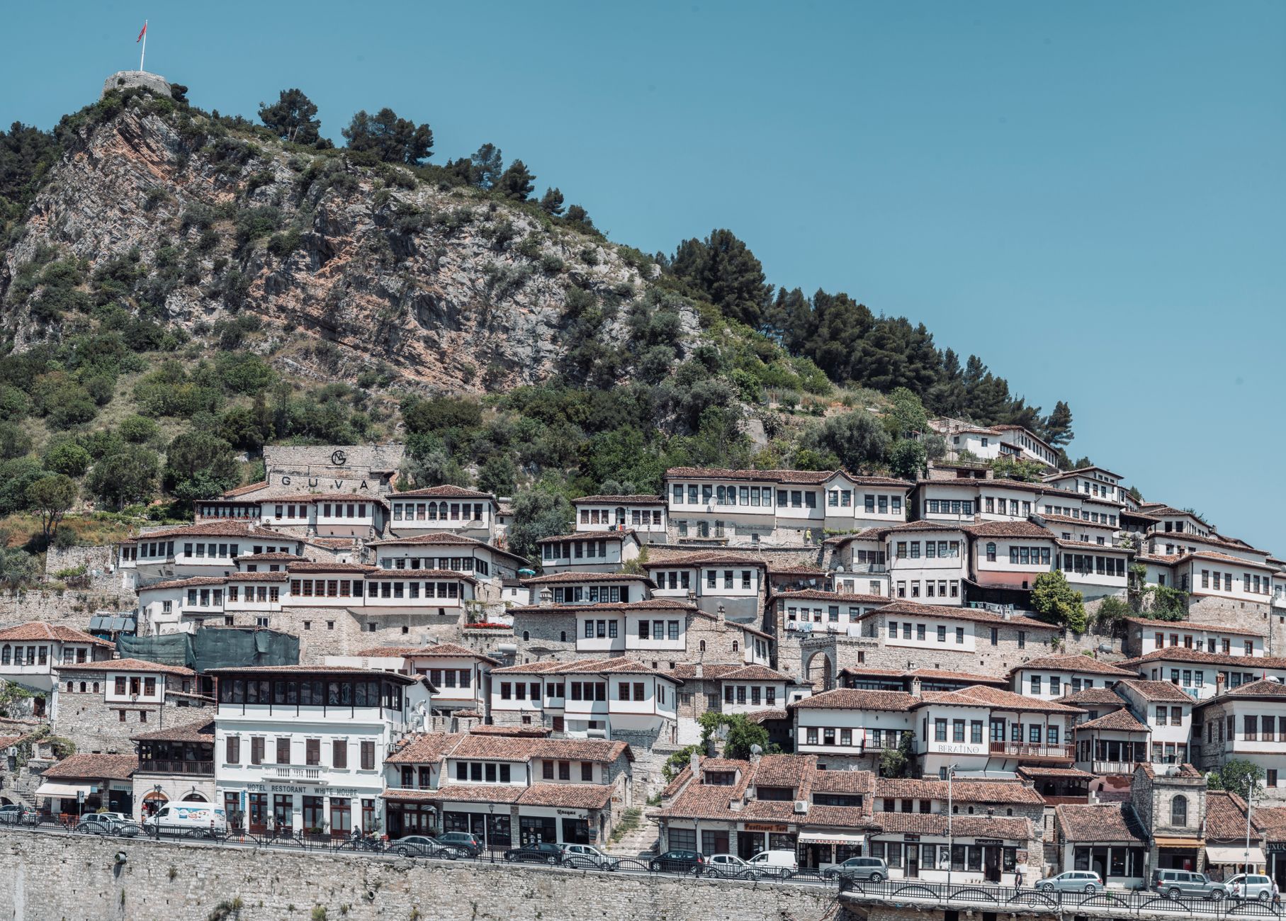 Maisons ottomanes blanches étagées sur la colline de Berat