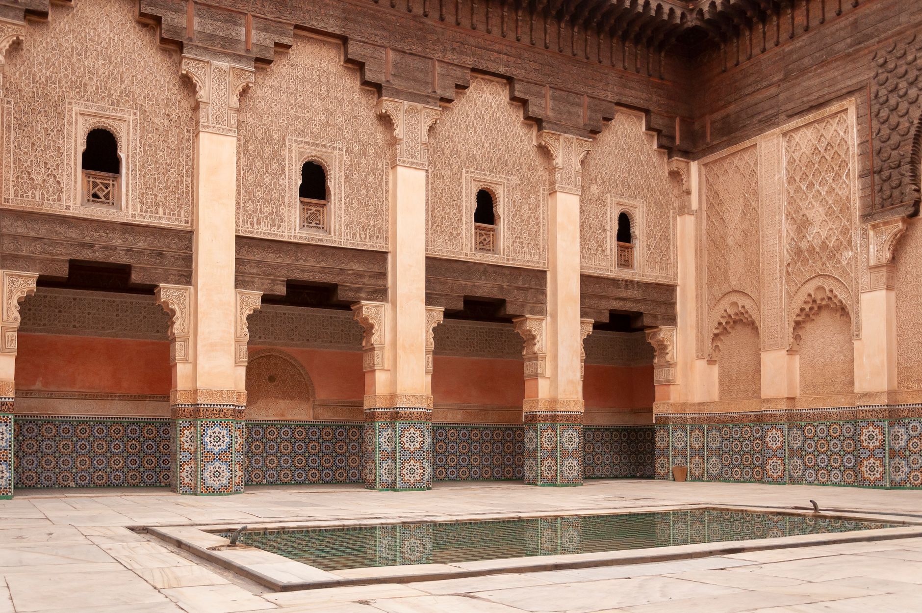 Cour principale de la Médersa Ben Youssef avec ses arcades et ses ornements arabesques