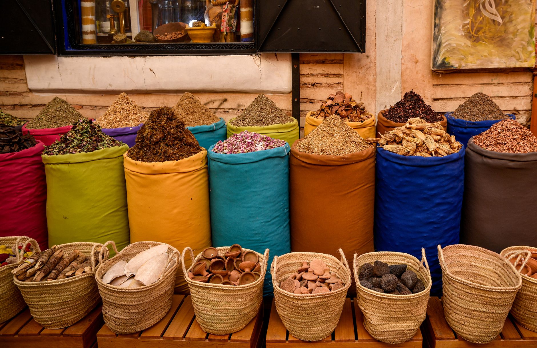 Sacs d'épices colorés dans un souk de Marrakech