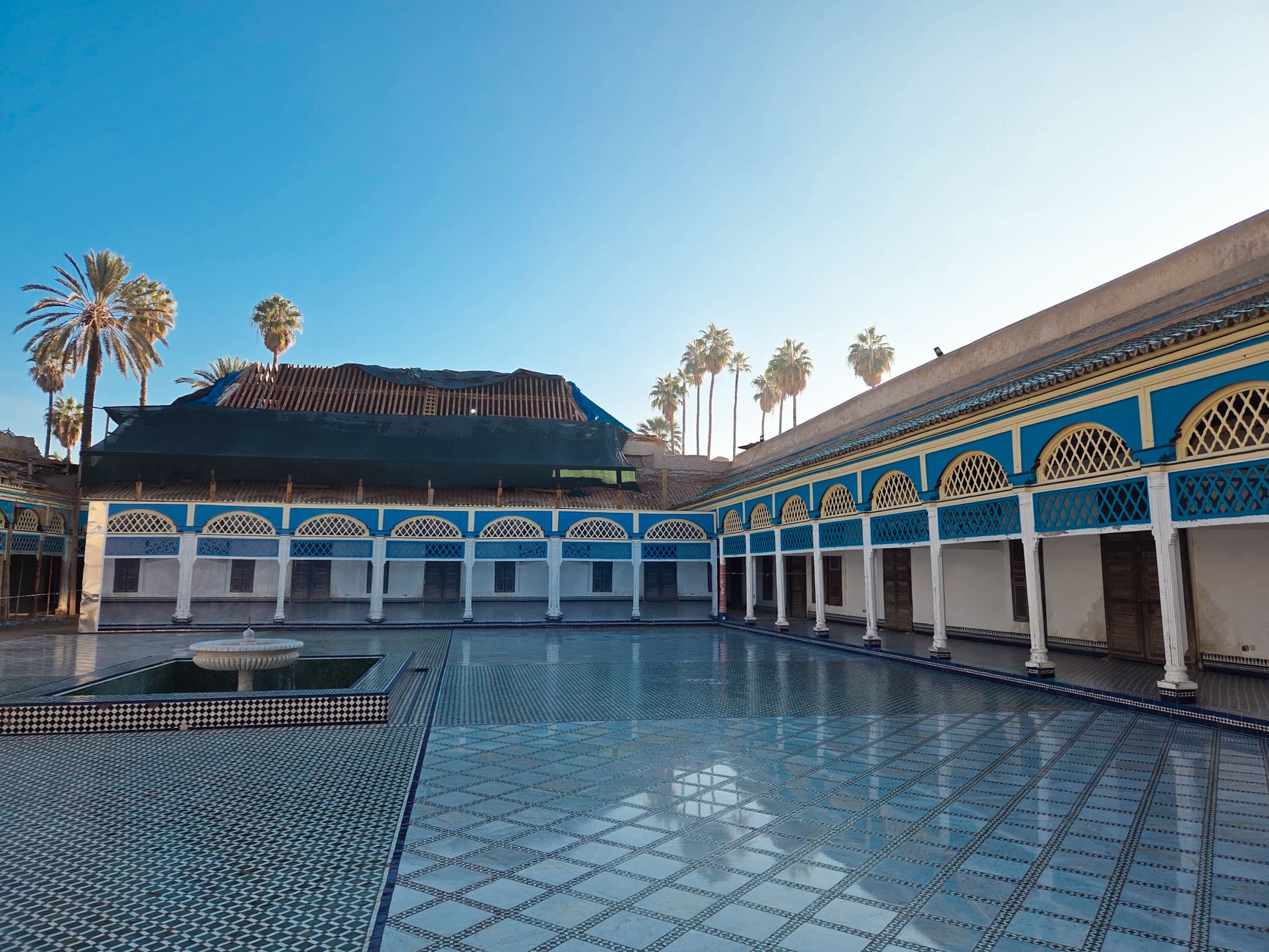 Cour intérieure du Palais Bahia avec ses arcades et son architecture traditionnelle marocaine