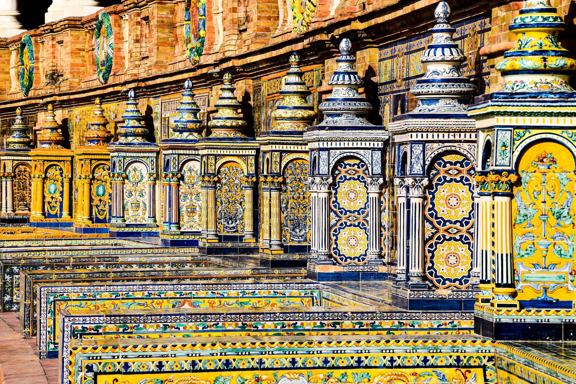 Détail des carreaux de céramique colorés représentant les provinces espagnoles à la Plaza de España de Séville