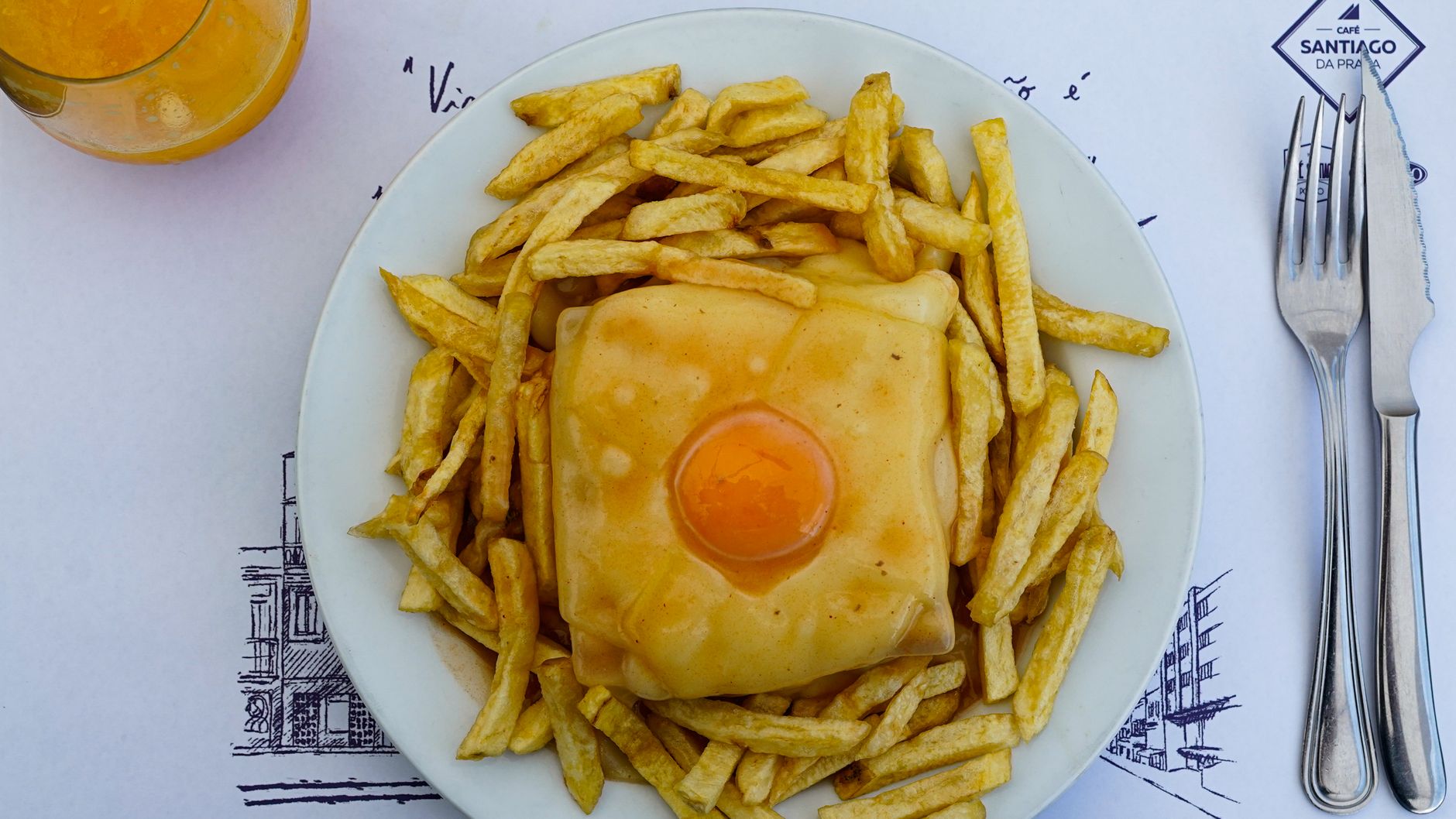 Francesinha, le sandwich emblématique de Porto avec frites