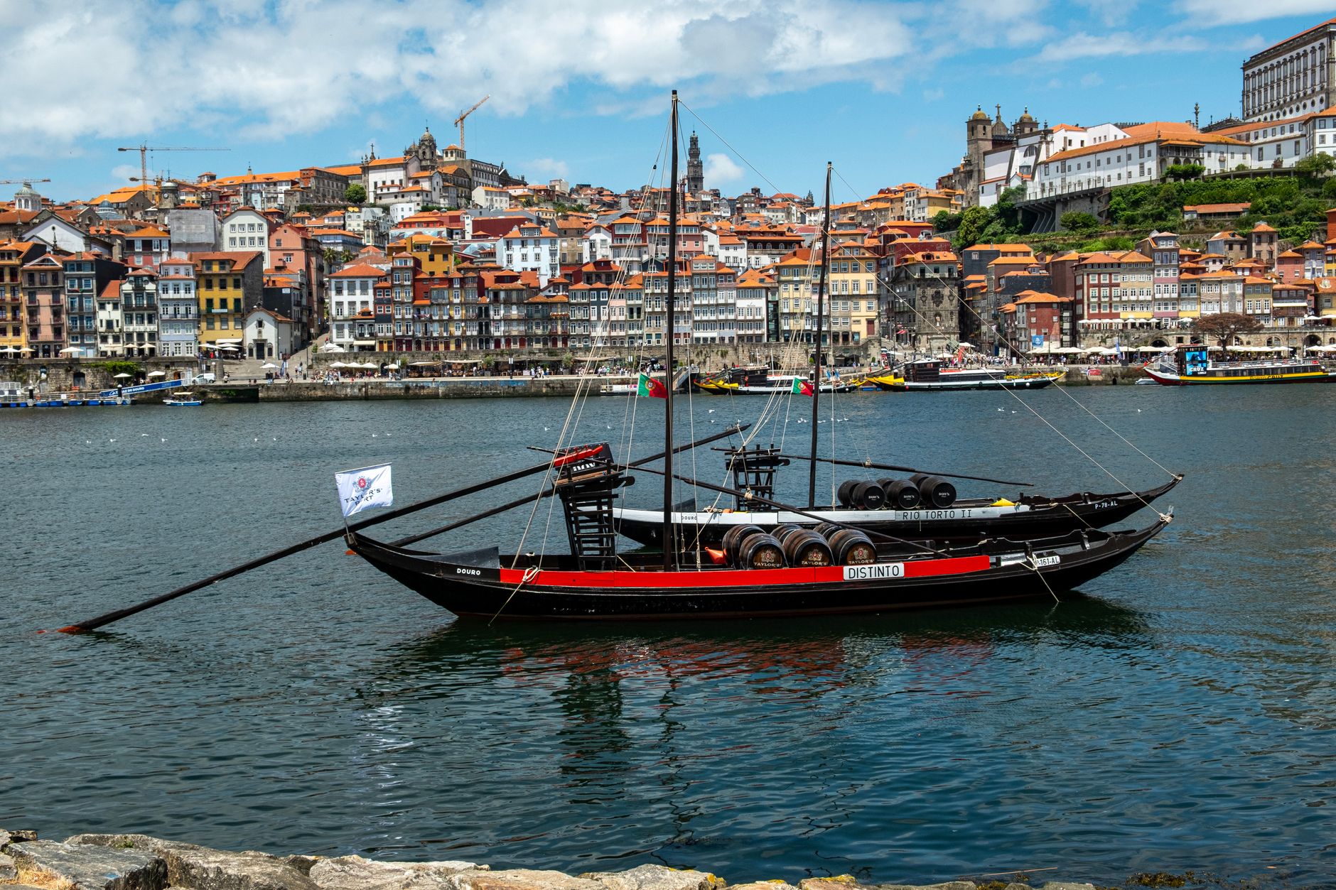 Barco rabelo traditionnel sur le Douro avec Porto en arrière-plan